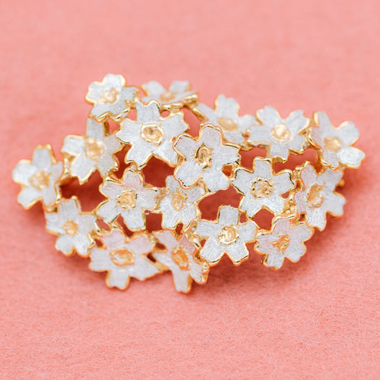 The classic sakura brooch